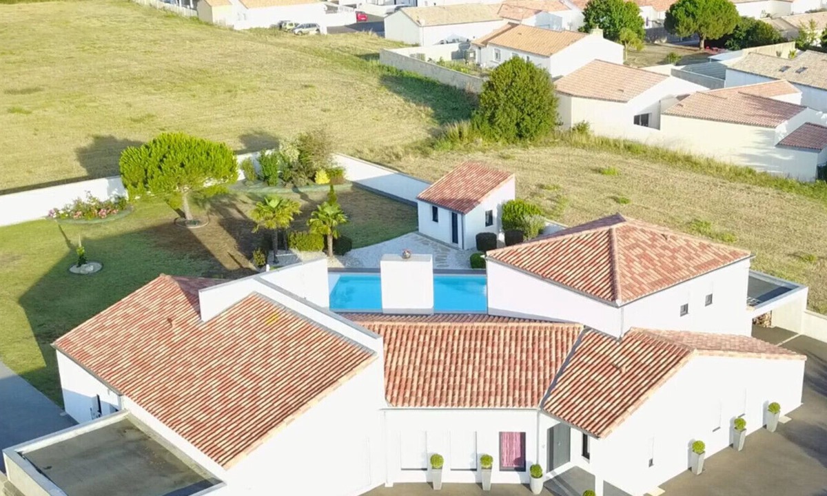 Olonne-sur-Mer House | A large villa with swimming pool in Les Sables d'Olonne