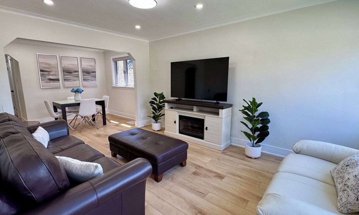 Oakridge House | A Light-filled Nordic-Style Haven Near Beach, Greektown & Danforth (10 Mins)
