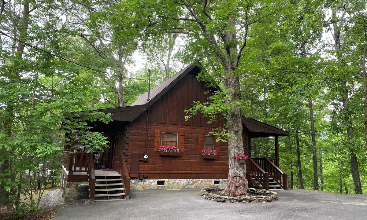 Sevierville Cabin | A+ Location 2 mi Pigeon Forge Pkwy,Not up Mtn, Hottub, Quiet,Private,SUPER CLEAN