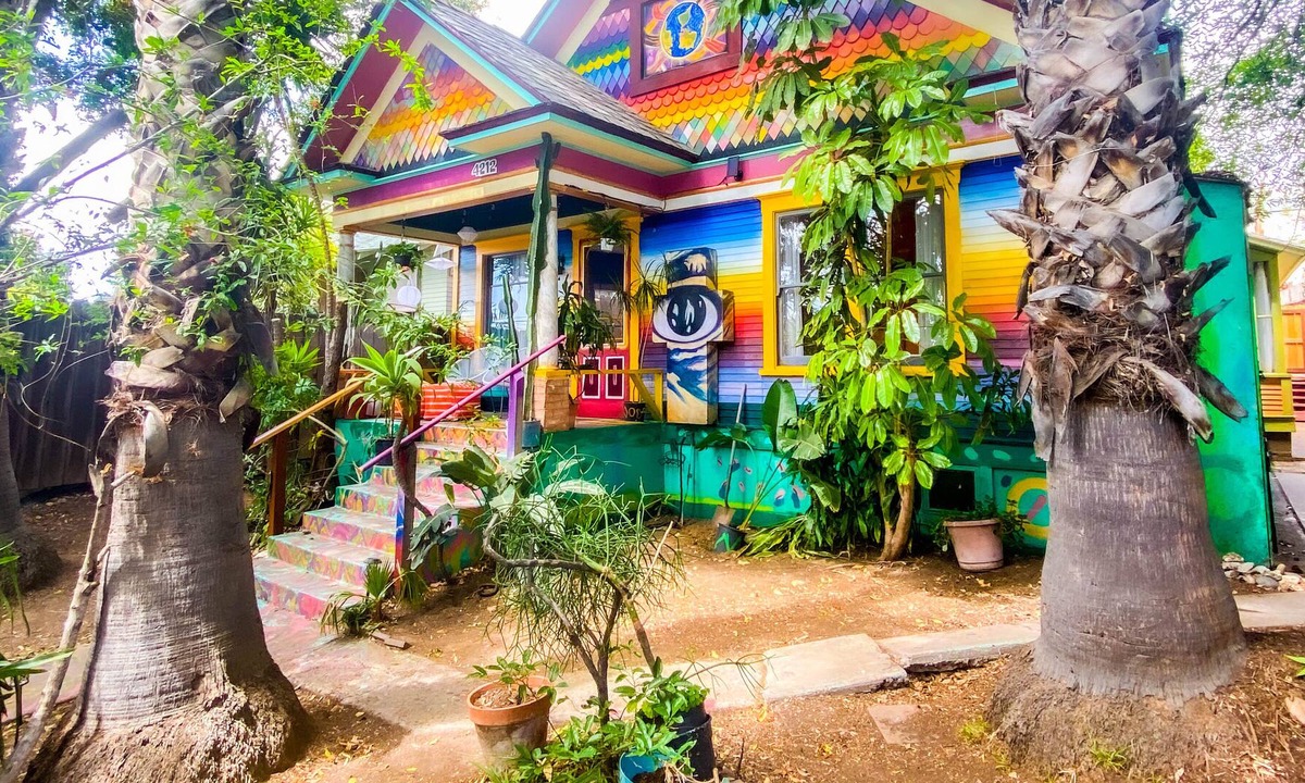 University Heights House | A+ Location!! Artist Oasis! Pool! 8Bed Sleeps 14