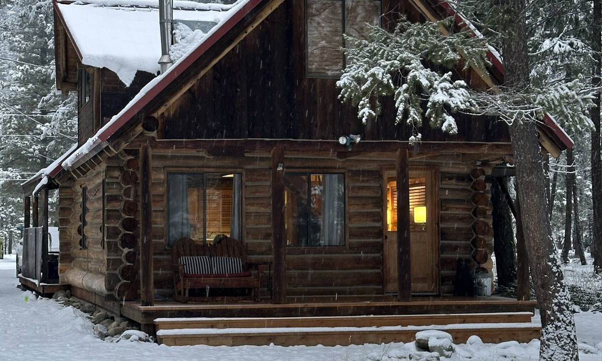 Mazama Cabin | A Log Cabin in the Woods