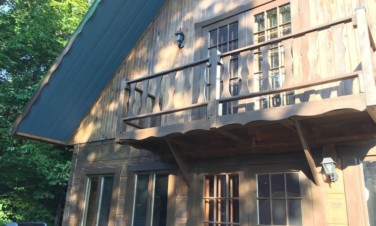 Val-des-Monts House | A Log House In The Heart Of Nature
