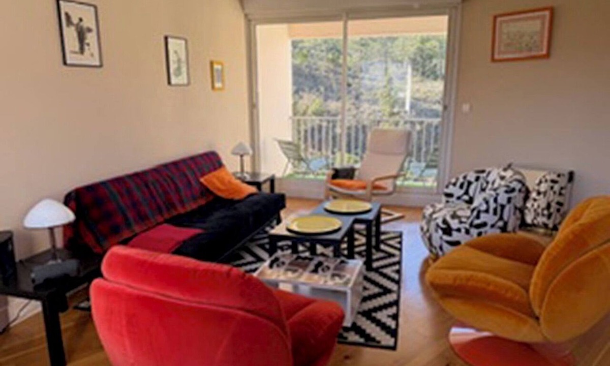 Saint-Paul-de-Fenouillet Apartment | A look at the tree planter