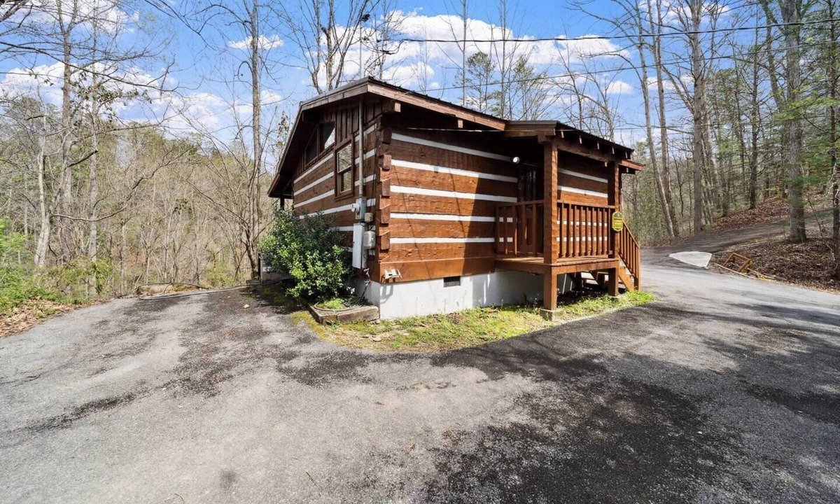 Gatlinburg Cabin | A Lover's Paradise - Cozy & Lovely