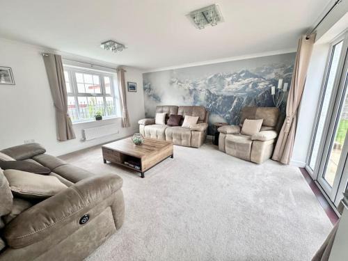Coed-Y-Paen House | A luxury detached 4 bed home