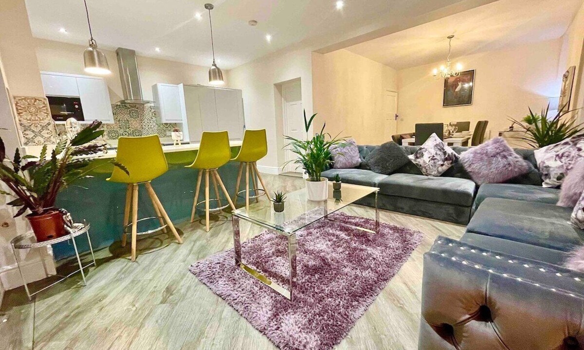 Coed-Y-Paen House | A luxury detached home with wave spa hot tub