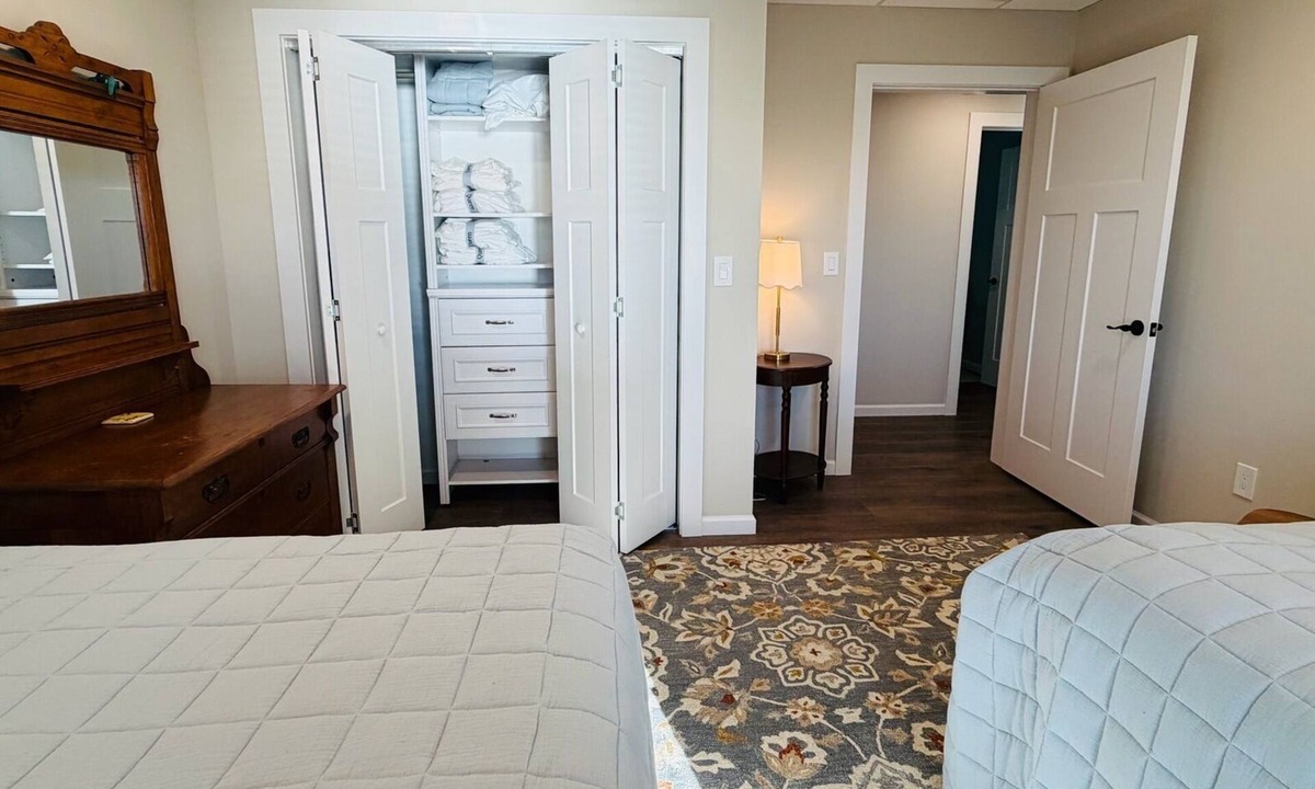 Town of Ledyard House | A Luxury Lakeside Getaway
