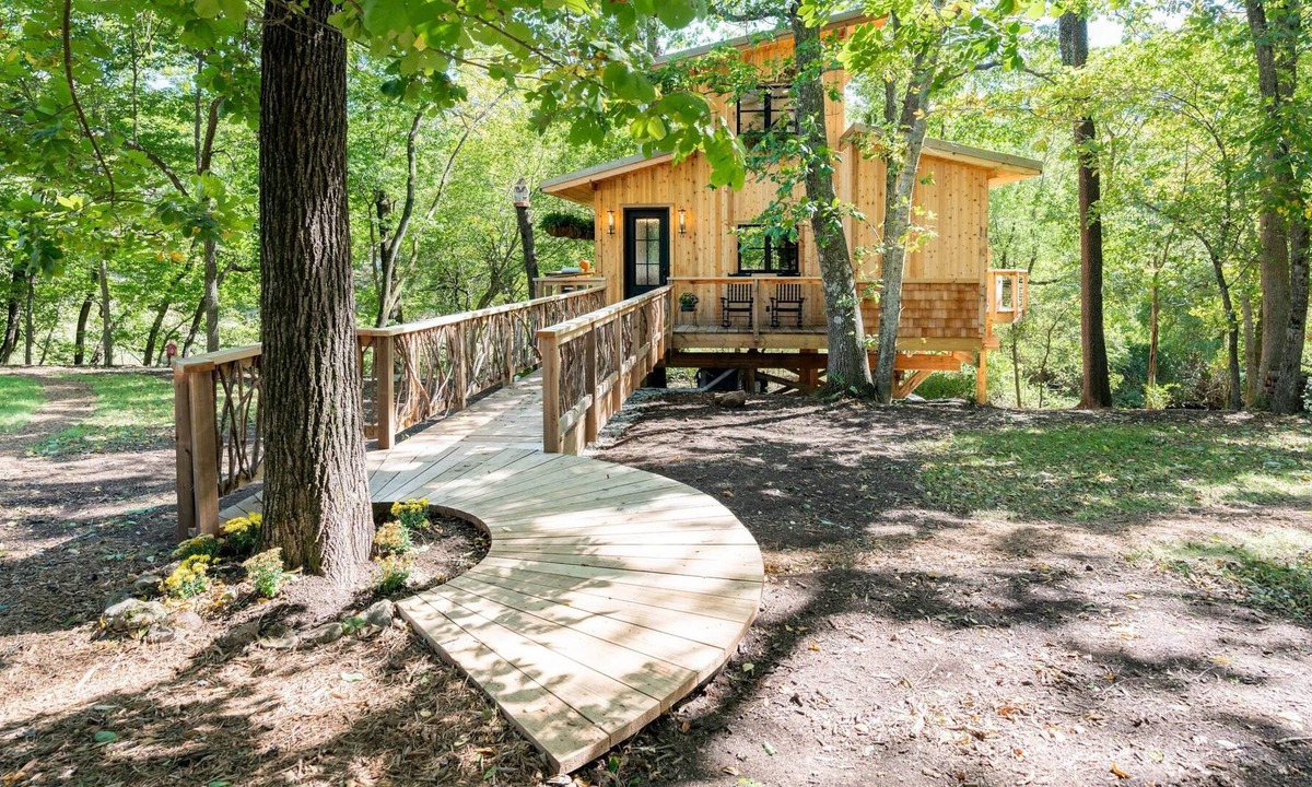 Farmington House | A Luxury Treehouse Experience | Wood-Fired Cedar Hot Tub