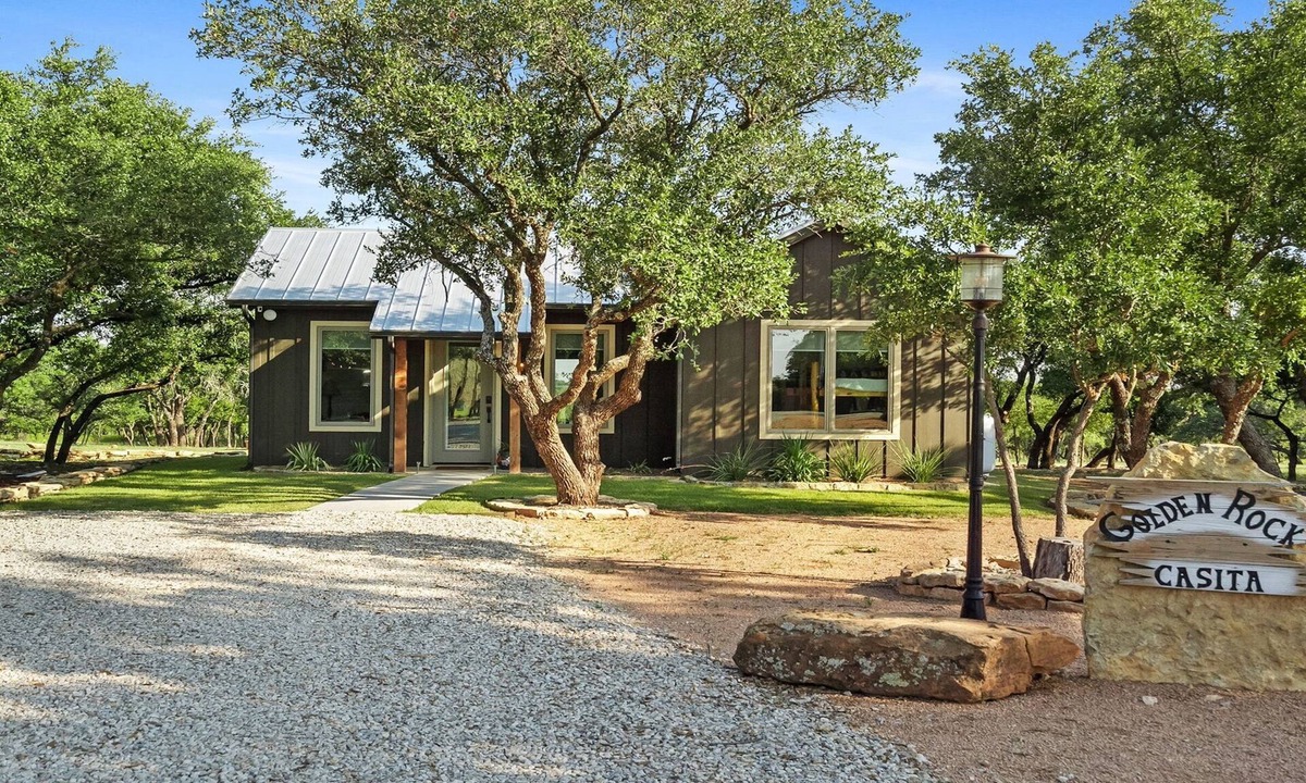 Graham House | A Magical Place, Sleeps 8, Hot tub/Fire Pit,Pool
