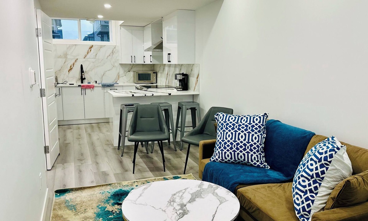 Evanston House | A master retreat king. size bed