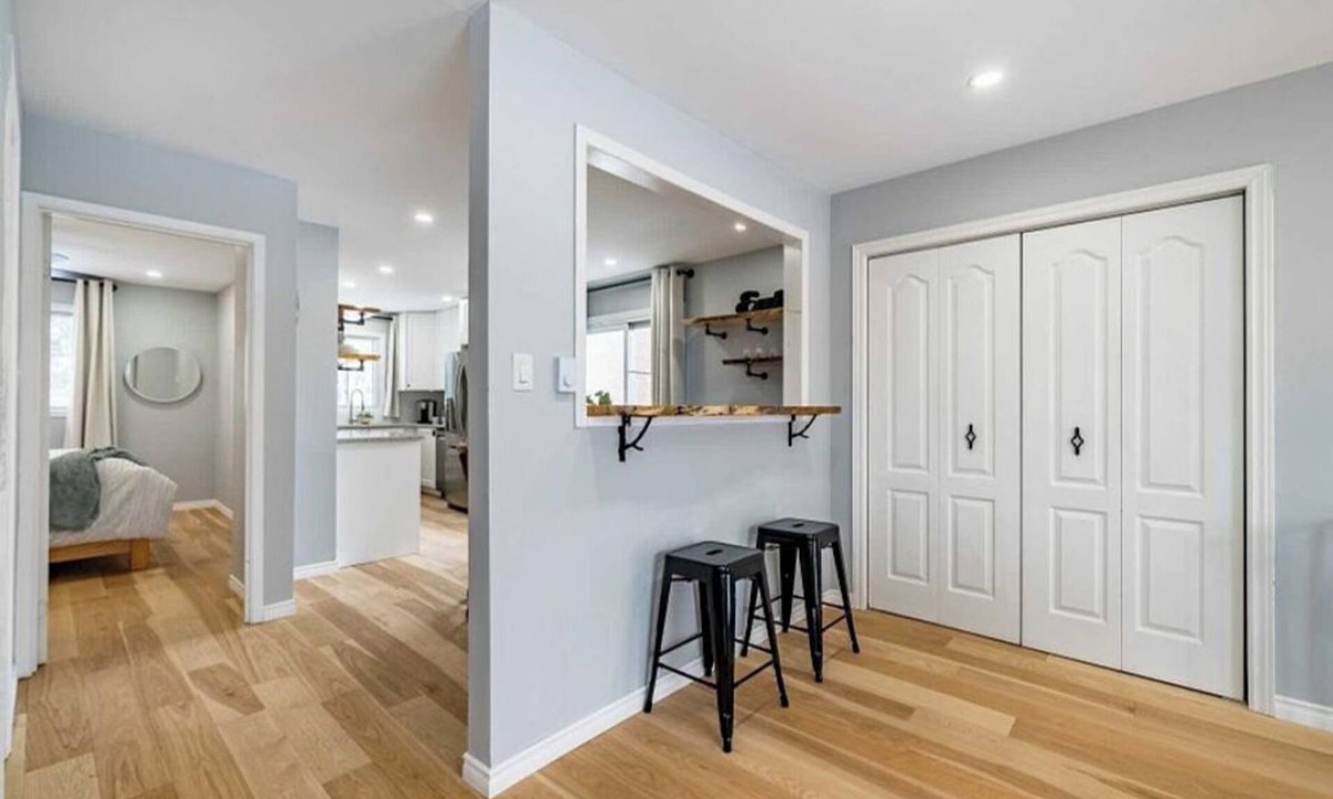 Oshawa House | A minute away from Trent University!
