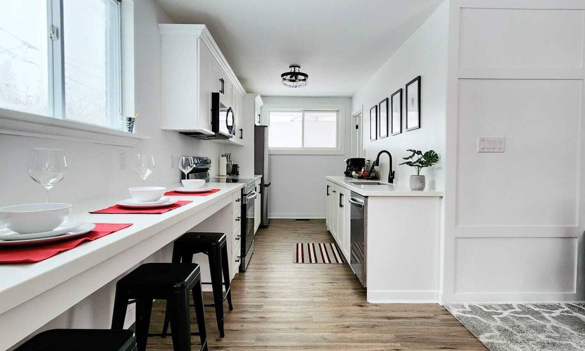 Orangeville House | A Modern 3 Bedroom Home with Free Parking & Wifi