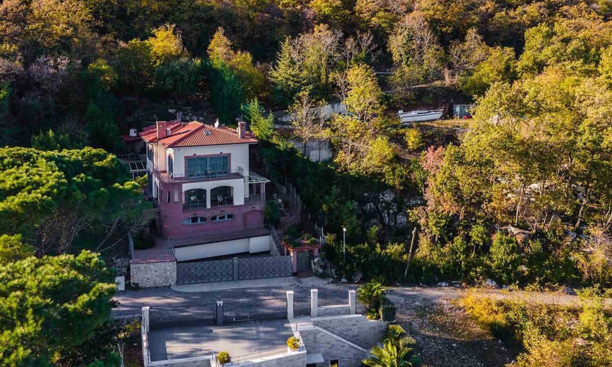 Obrs Villa | A modern, beachfront villa in Kvarner Bay