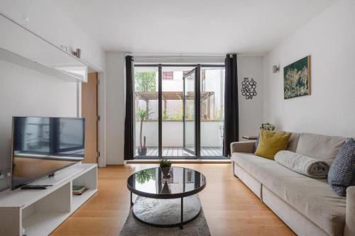 North Kensington House | A modern two bedroom flat with private parking