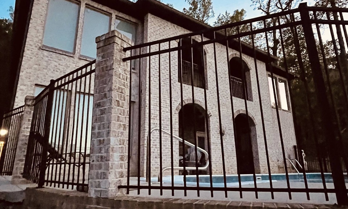 Guntersville House | A NEWER UPSCALE LAKEFRONT HOME WITH POOL