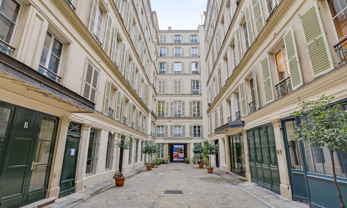 Quartier du Faubourg-Montmartre Apartment | A Nice 1-BR in Opera /Lafayette