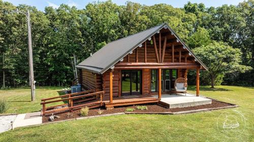 Shelbyville House | A Novel Stay 3 bed 2 bath log cabin in Shelbyville, IL