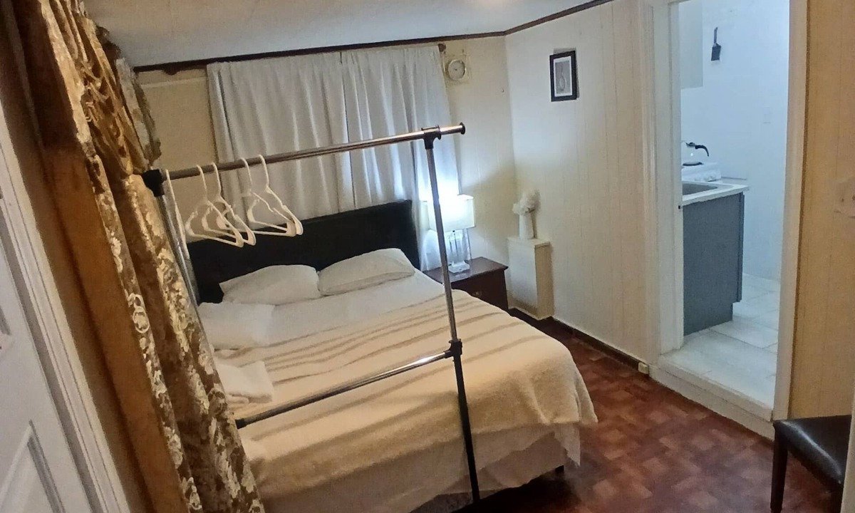 Hyde Park House | A One Room Studio in a Quiet & Convenient Location