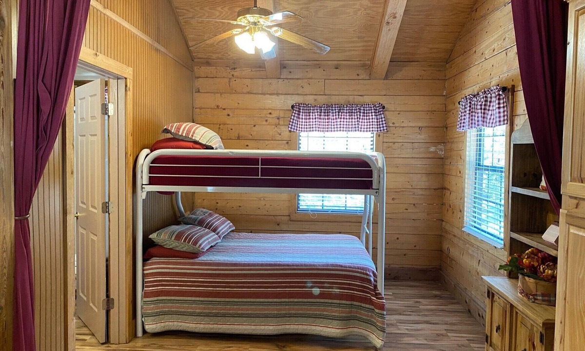 Vanderpool Cabin | A Peace of Heaven LOG Cabins & RV- Cabin #3