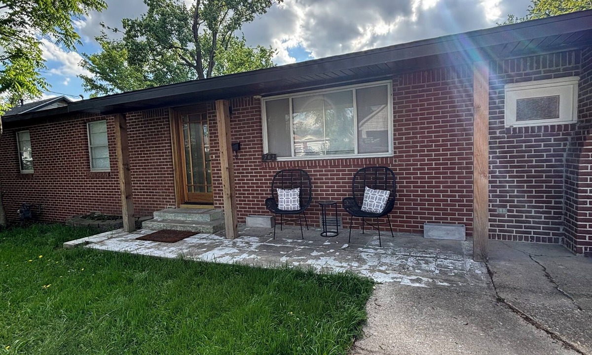 Rogers House | A peaceful 3-bedroom house in beautiful downtown Rogers