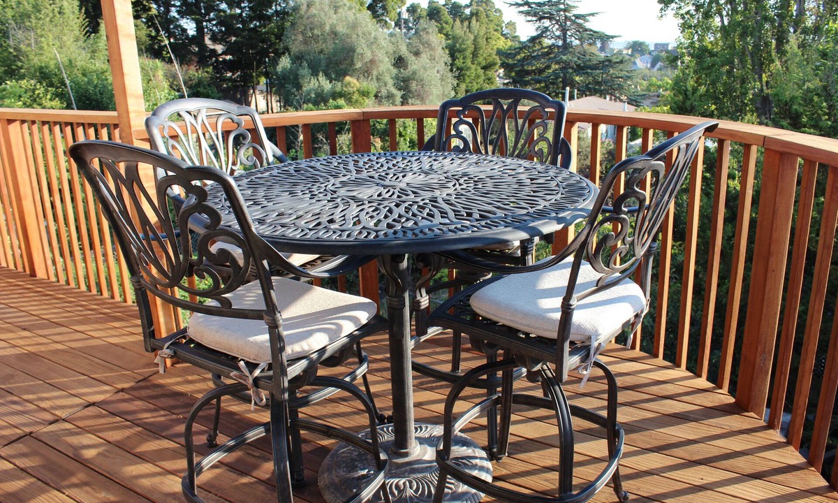 Maxwell Park Apartment | A peaceful, comfortable Oakland retreat with panoramic San Francisco Bay views