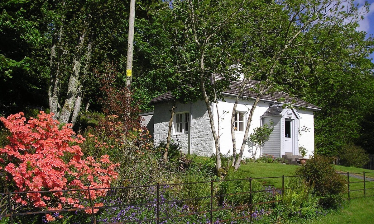 Lochgilphead Apartment | A peaceful cottage set on a private drive.