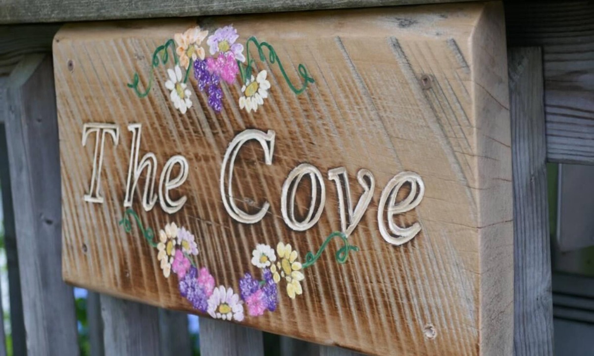 Broadbent Cabin | A Pet friendly, Cozy cabin for a relaxed stay.