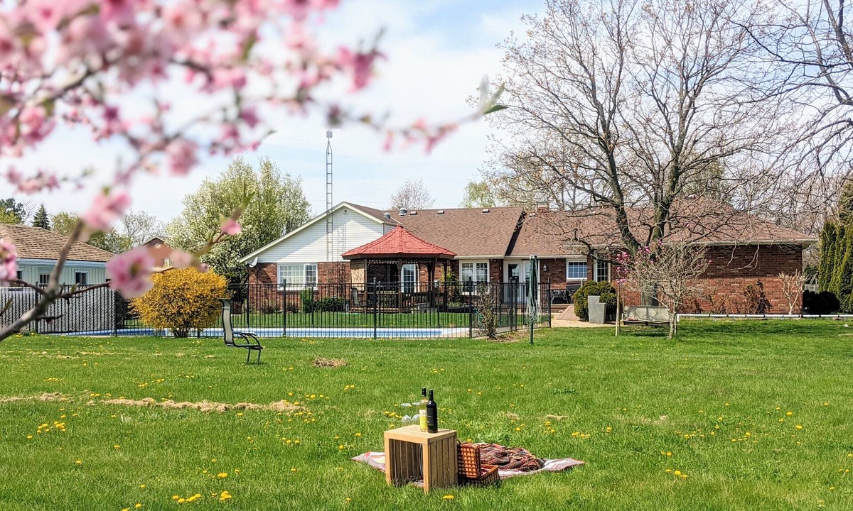 Virgil Bed & Breakfast | A poolside guest stay nested in a beautiful orchard along winery route