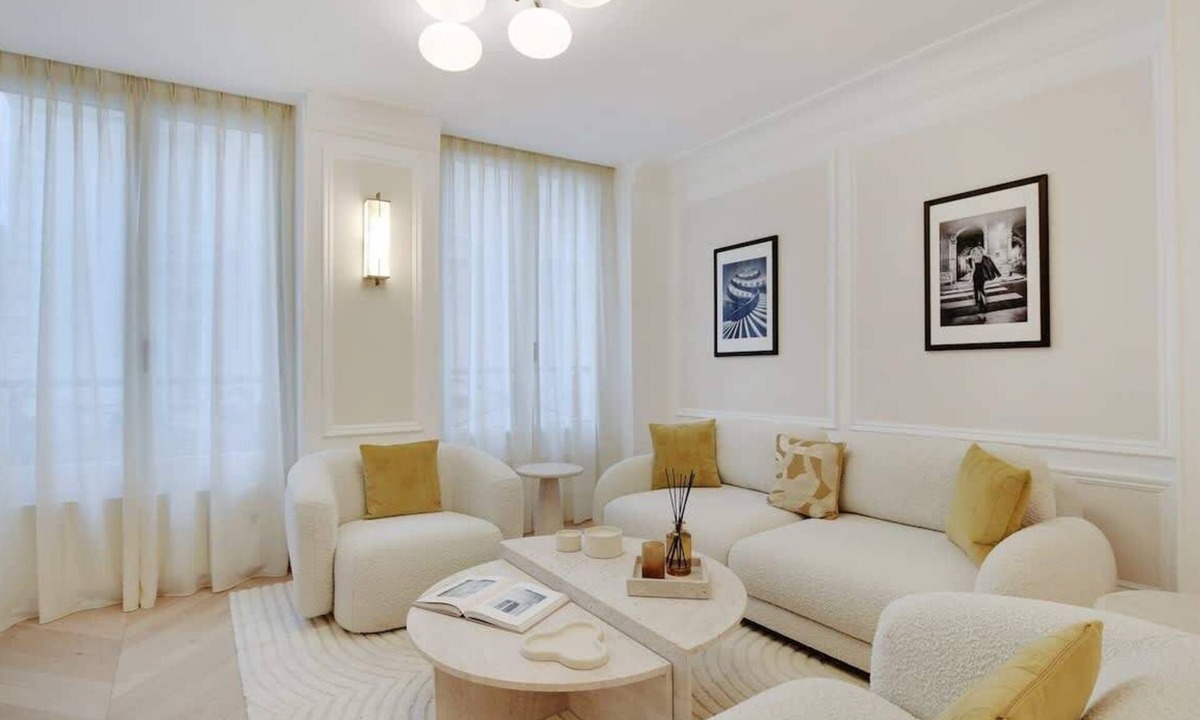 Quartier du Faubourg-Montmartre Apartment | A Prestigious 3-BR/2Ba in Opera