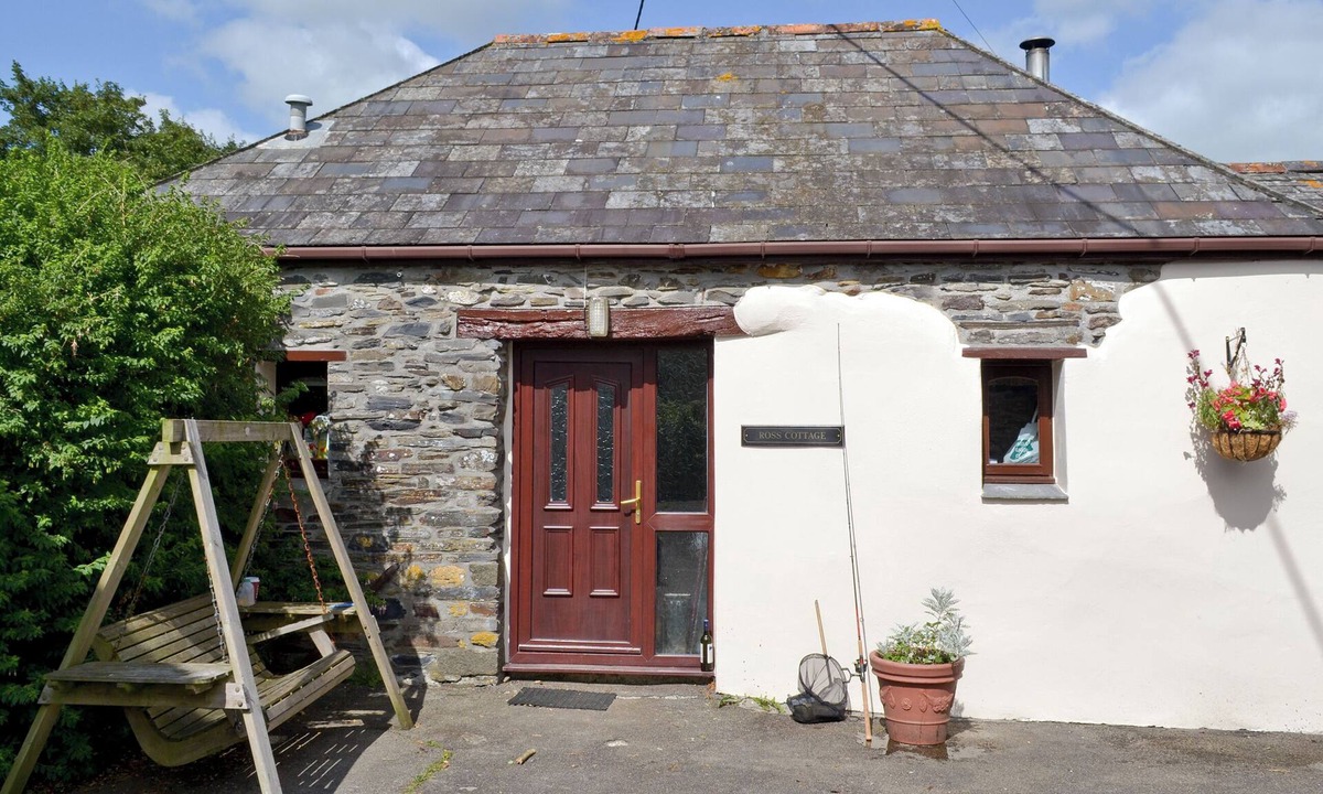 Launceston Cottage | A pretty 2 bedroom barn conversion set within an equestrian centre.