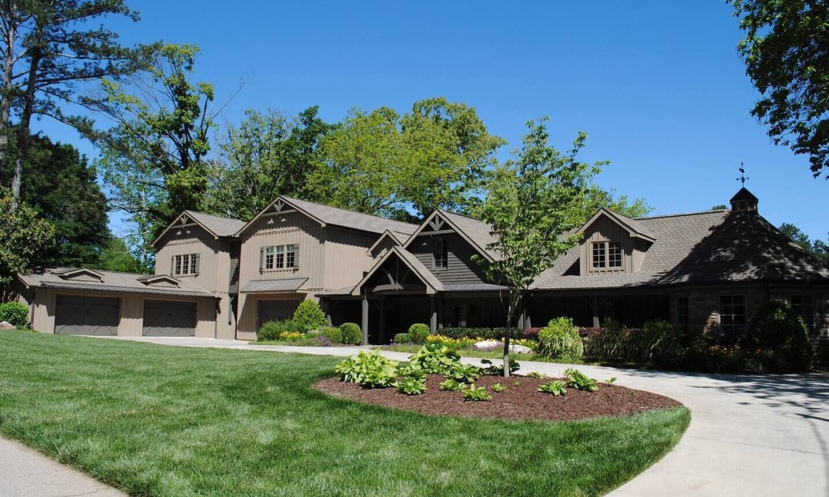 Gainesville Resort | A Private Lakefront Estate Hosting | Reunions | Corporate Retreats