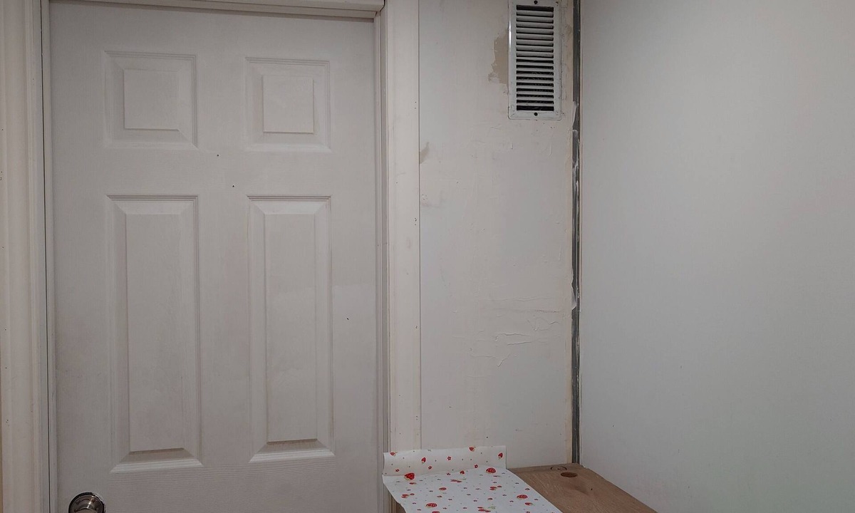 Richmond Hill House | A Private room and bathroom at PandaMotelDotCom