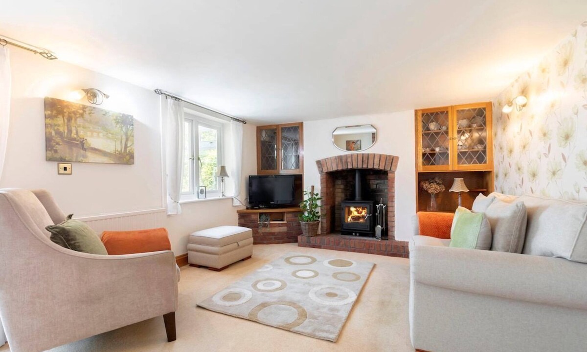 Eastington Cottage | A Quaint, Relaxing 3-Bed Cottage in Eastington