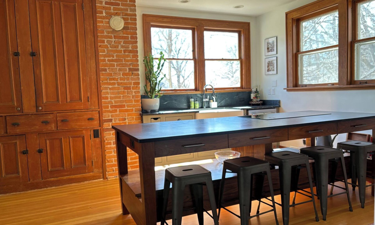 Twain House | A quiet retreat near downtown IC