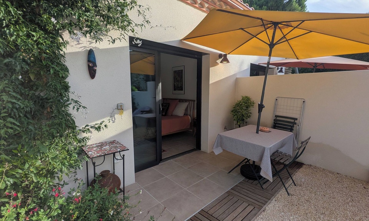 Teyran Apartment | A quiet room with a private courtyard