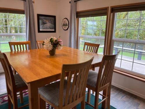 Beaver House | A Relaxing Getaway-A Backwoods Cabin SolDuc River