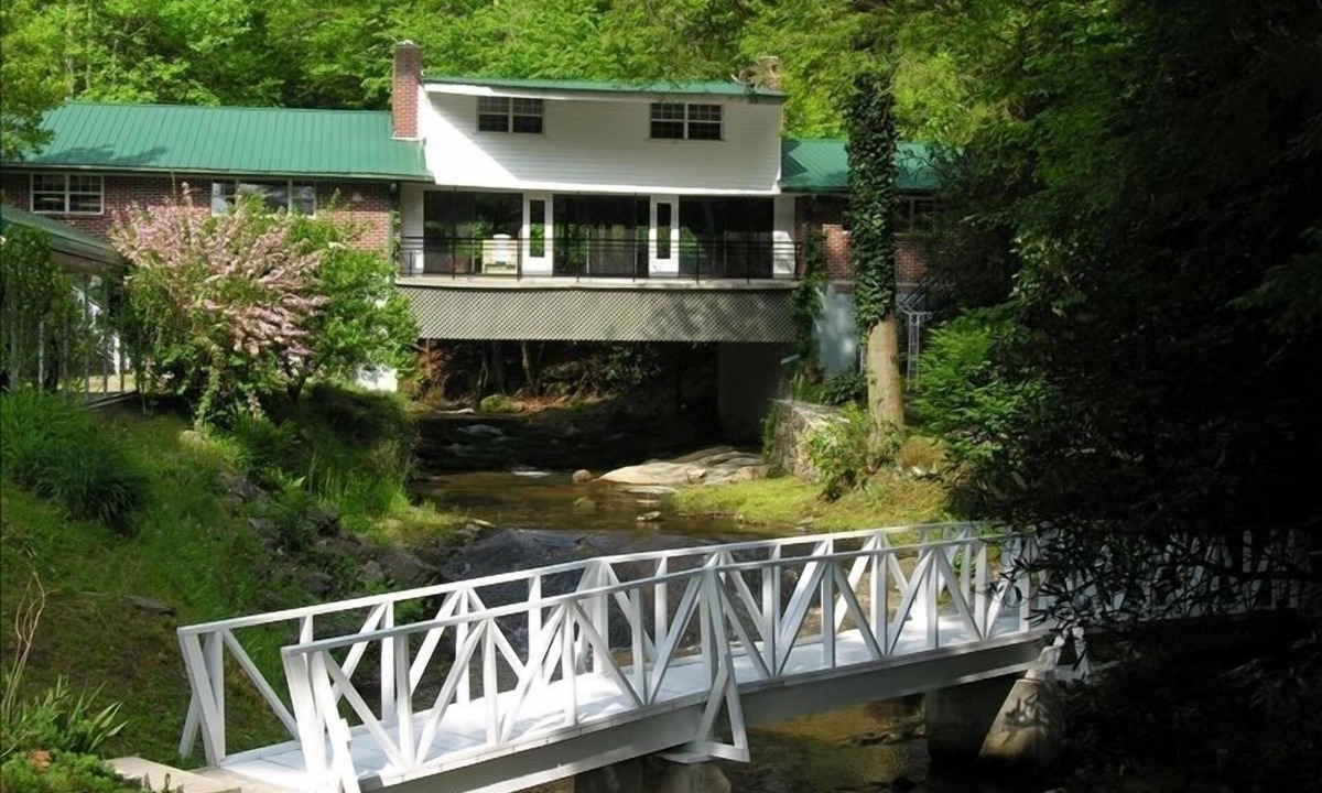 Ellijay Cabin | “A River Runs Through It” - Creek Runs Underneath Home