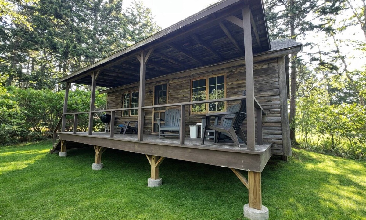 Bailey Island Cabin | A rustic Maine log cabin with water access.