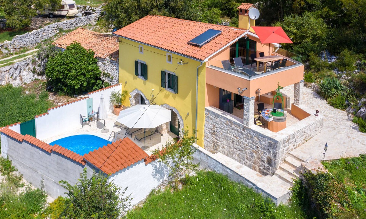 Ripenda Kosi House | A rustic stone house with pool and sea views.