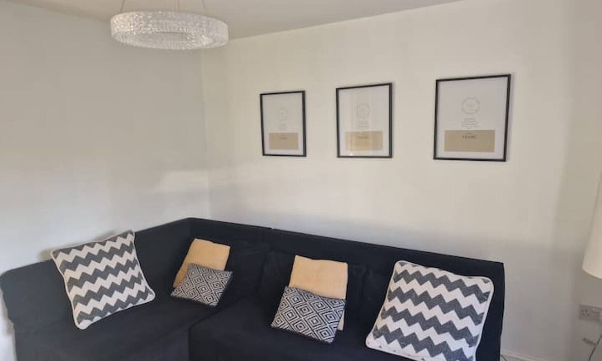 Wolverhampton House | A&S Properties (No guest fees)