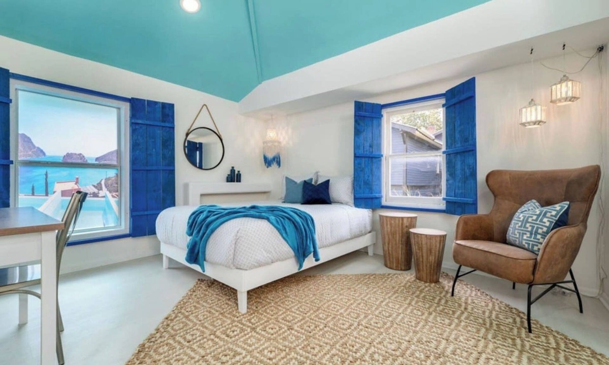 Riverside Apartment | A Santorini Escape w Bikes in Walkable Riverside