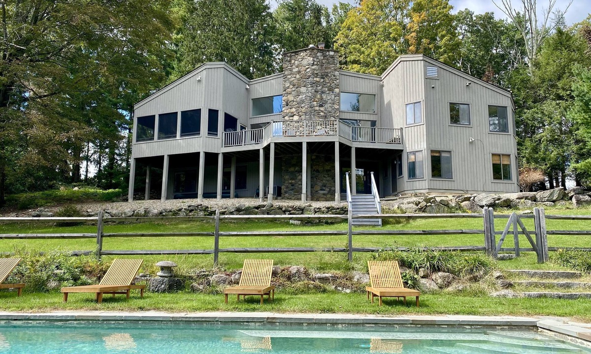 Redding Ridge House | A Secluded Modern Getaway