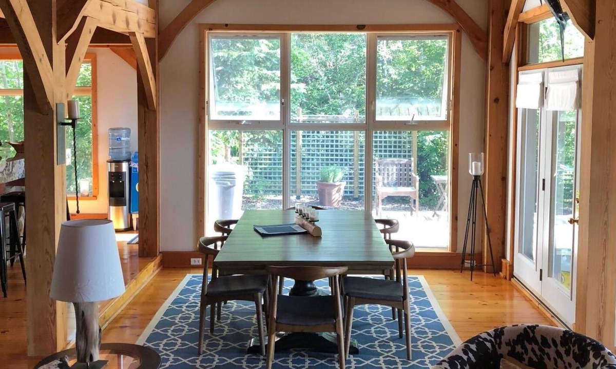 Beaconia Cottage | A shore thing! Spacious lake front get away for any season.
