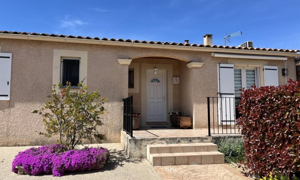 Manduel House | A single-storey house in a quiet subdivision with swimming pool and parking.