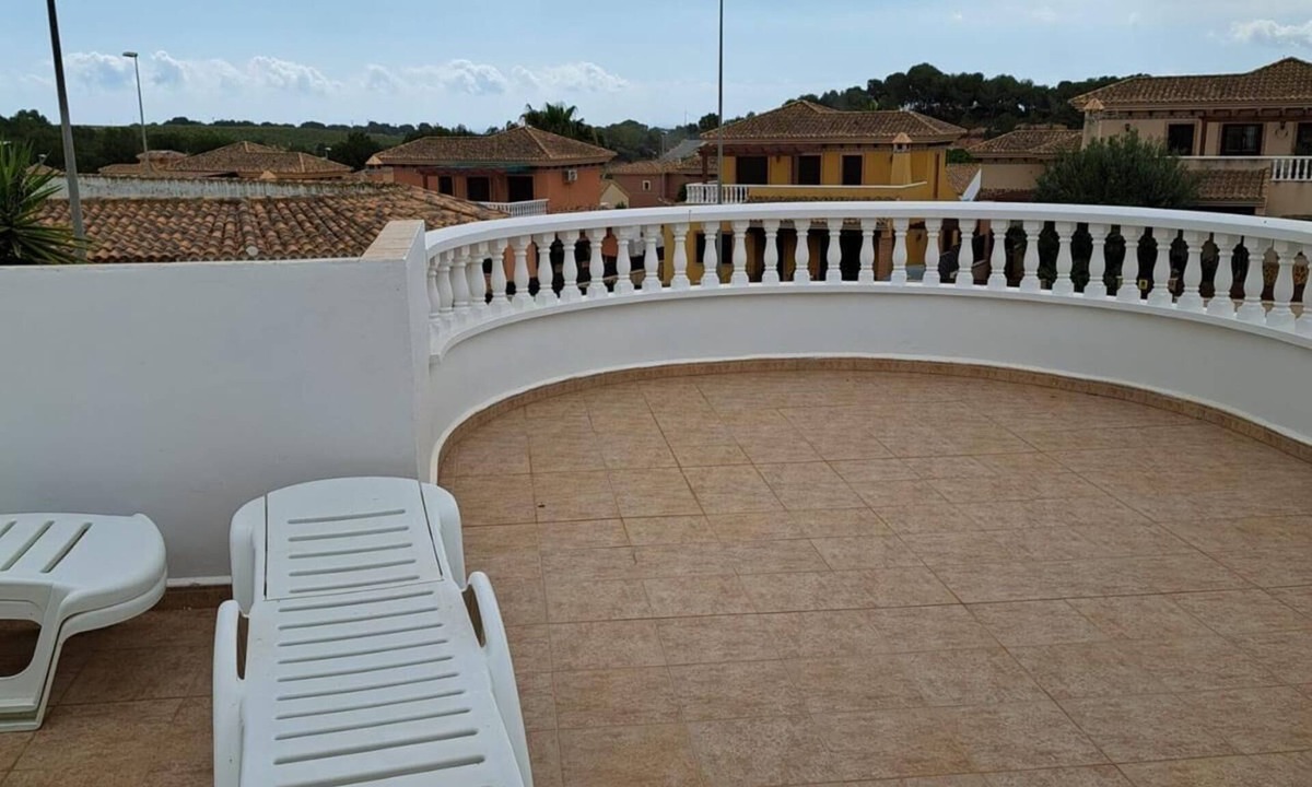Pinar de Campoverde House | A small family home with pool