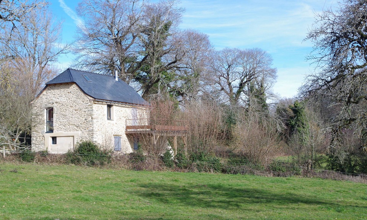 Rieupeyroux House | A small house above the meadows. Light, space and silence.