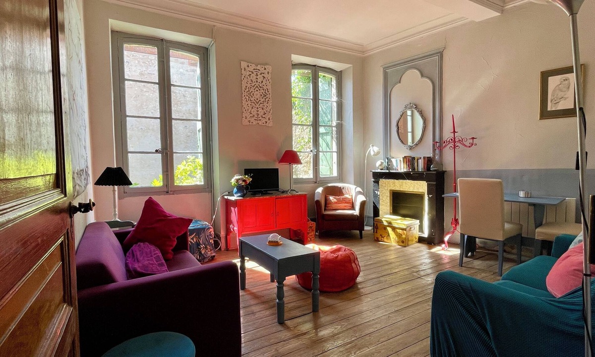 Prades House | A Spacious 18th‑Century Townhouse with Roof Terrace & Mountain Views—Sleeps 10
