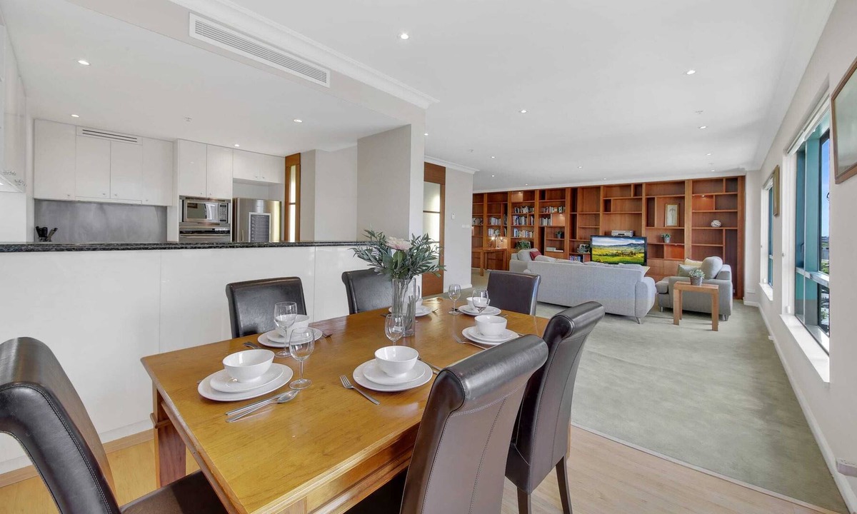 Melbourne Central Business District Apartment | A Spacious & Cozy 3BR Home With FREE Parking
