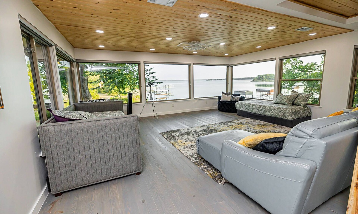 Lake Bridgeport House | A Spacious Lake House - Access to Lake Beach!
