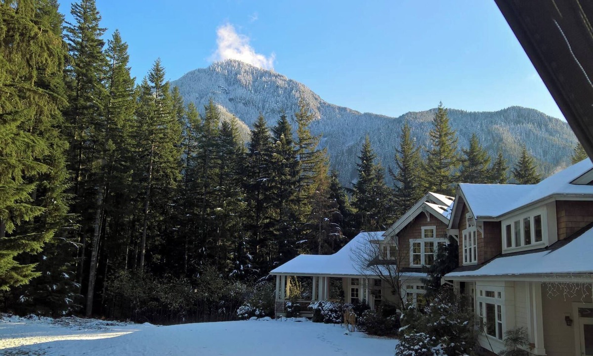North Bend Villa | A Spacious Mountain Retreat with Stunning Views. 1 bedroom, 2000sqft entire
